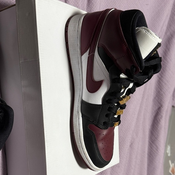 Women’s Air Jordan 1 Mid SE - Picture 9 of 13